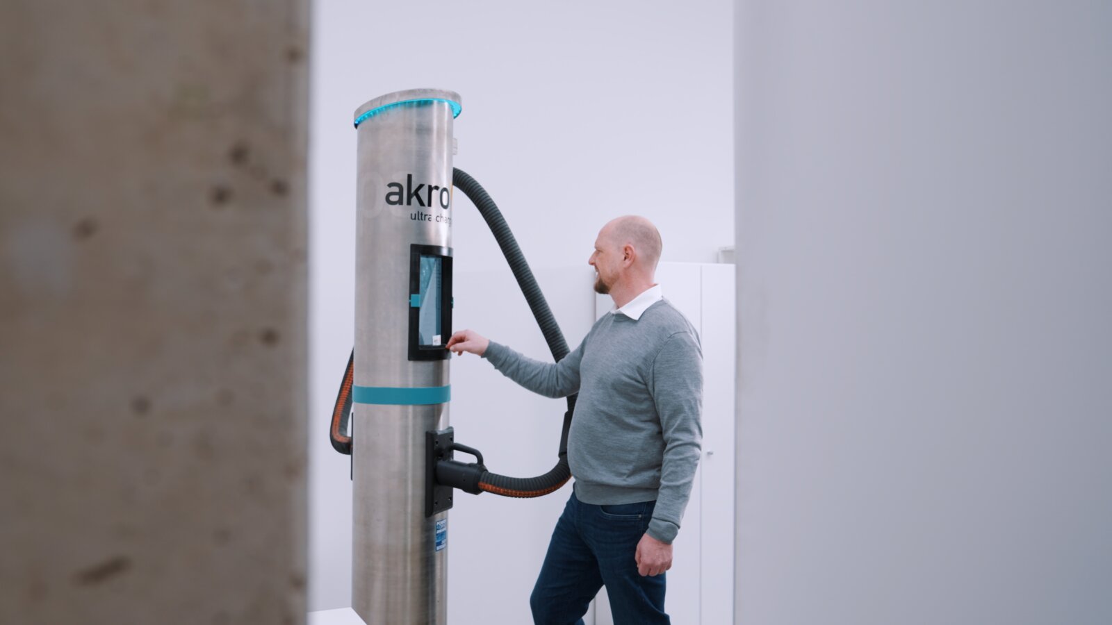 CLMW Ladestation — manuelle Handhabung durch Timm Hölterhoff