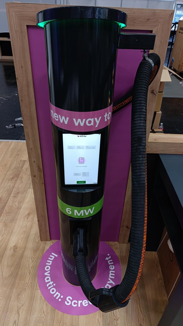 akroVA 6 MW Ladesäule auf dem GLS Mobility Stand, Power2Drive 2026