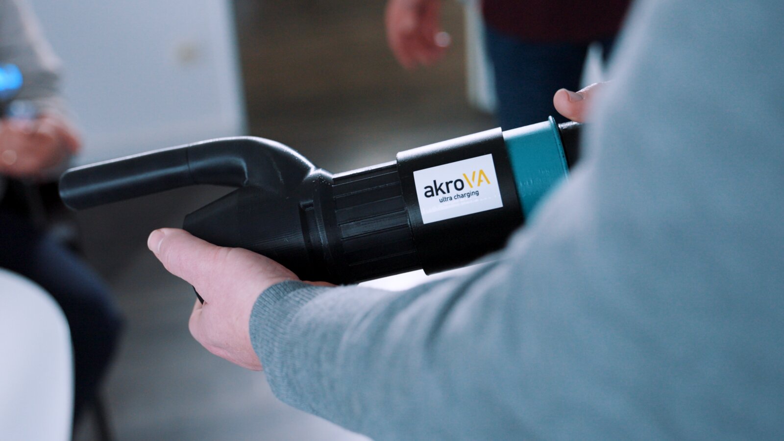 akroVA CLMW Ladestecker — 6 MW in der Hand