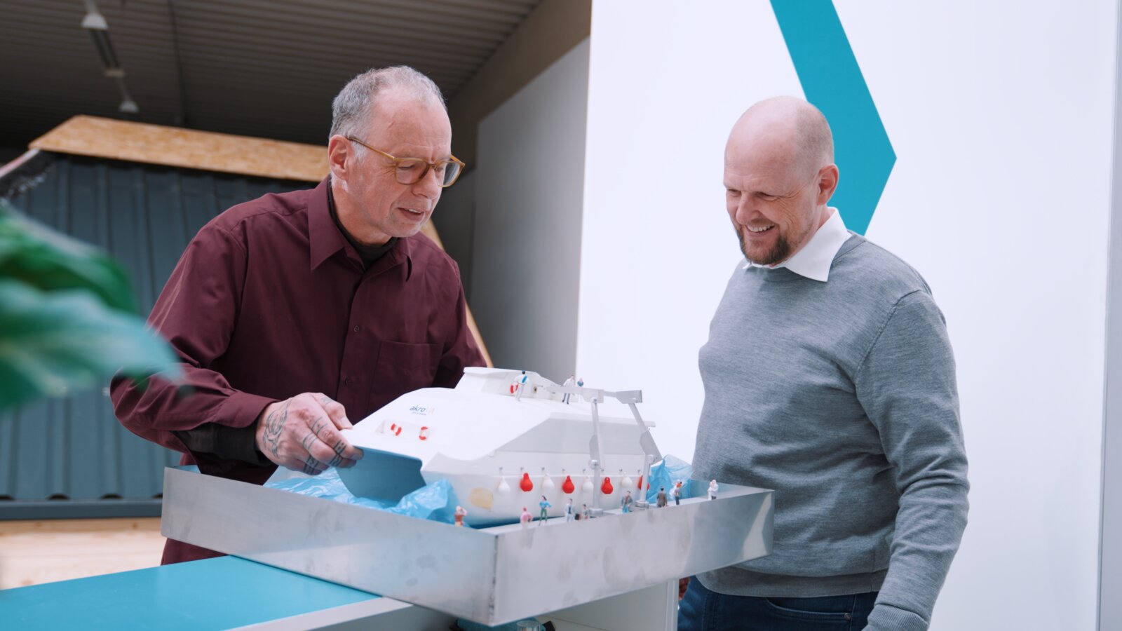 Peter Hakenberg und Timm Hölterhoff mit dem Elektrofähren-Modell